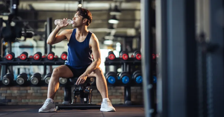 Bodybuilder practicing intermittent fasting with proper hydration and workout timing