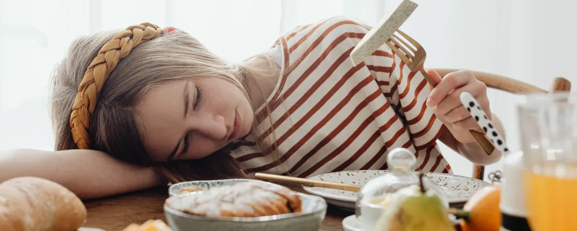 Empty plate showing causes of headaches during intermittent fasting like dehydration and low blood sugar