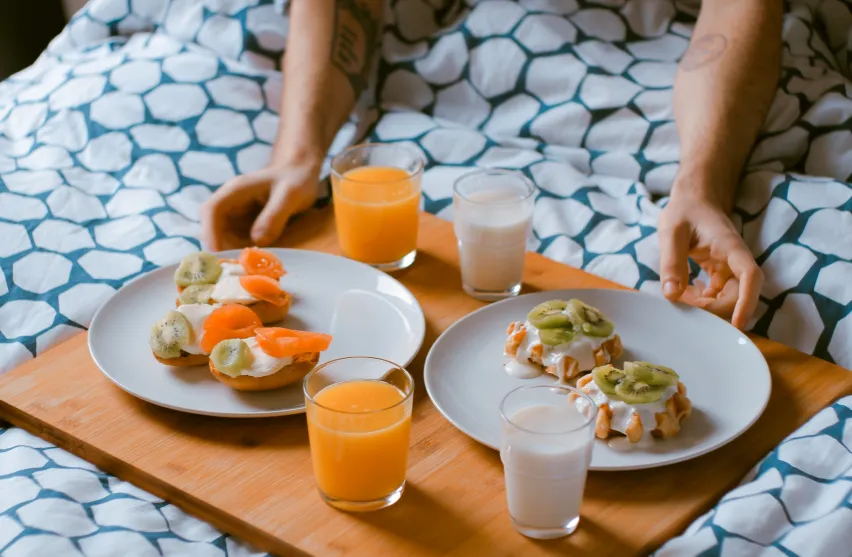 Healthy breakfast showing various intermittent fasting schedules for heart health brain function and weight loss